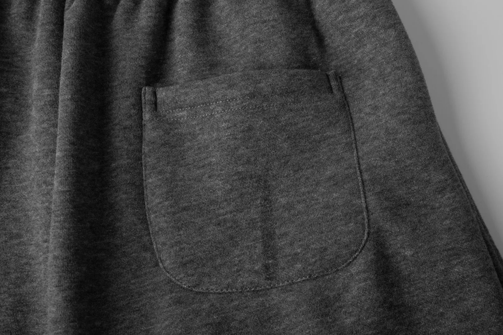 P230 White background picture [Fleet in winter] Style number: 25130# Color: black/navy blue/dark gray/light gray/white gray/beige/light khaki Size: S-XL - Ralph Lauren/Ralph Lauren 2025FW autumn and winter plus velvet contrasting waist design drawstring scimitar version lazy feeling loose couple sweatpants - brushed face velvet lining one piece for winter - custom dyed trouser cord hanging hardware The details are in place - loose fit, scimitar legs, loose upper body without looking too big - RL/lazy autumn and winter sweatpants, a pair of casual sweatpants that are very suitable for CleanFit. Loose fit scimitar fit trousers can be used as couple wear. It has a relaxed feel for daily wear. Contrasting color shakes to increase the overall sense of layering. The sense of drape is visible to the naked eye. The design of the trouser legs can be closed, which can also be very warm and versatile in winter.